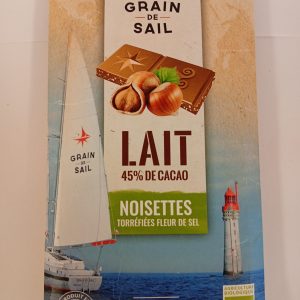 Tablette de chocolat au lait avec noisettes torréfiées et fleur de sel – 100G